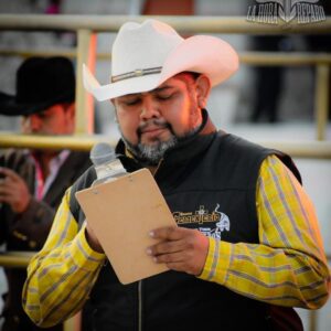 "Yo amo mi trabajo. Un micrófono es algo que valoro muchísimo. Para mí no es trabajo, yo lo haría gratis, de veras que sí... Me gusta brindar emociones, me gusta el grito de la gente", confiesa Ortiz con una sinceridad que traspasa la pantalla.