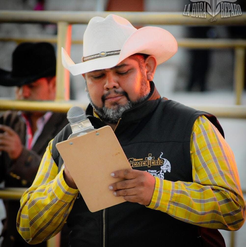 "Yo amo mi trabajo. Un micrófono es algo que valoro muchísimo. Para mí no es trabajo, yo lo haría gratis, de veras que sí... Me gusta brindar emociones, me gusta el grito de la gente", confiesa Ortiz con una sinceridad que traspasa la pantalla.