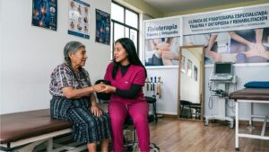 La fisioterapeuta oaxaqueña Andrea Cruz Ramírez analiza la relación entre medicina ancestral, hueseros y rehabilitación física en la Mixteca.